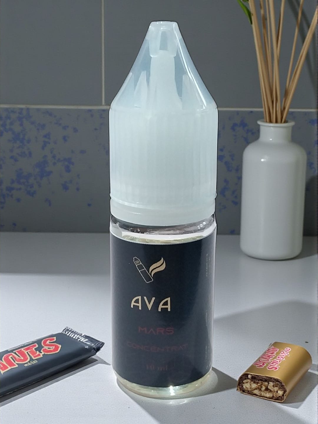 Aromă Mars Type concentrată, ideală pentru deserturi, prăjituri, creme și băuturi. Gust bogat de ciocolată, caramel și alune, perfect pentru cofetărie și preparate culinare.